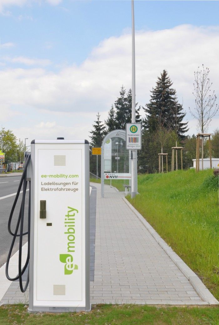 Die Next Kraftwerke GmbH, Betreiber eines der größten Virtuellen Kraftwerke Europas, stellt flexibel Grünstrom für Ladelösungen des Münchener Start-up-Unternehmens eeMobility zur Verfügung.