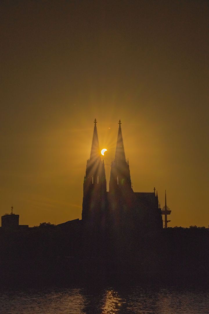 Kölner Dom während Sonnenfinsternis