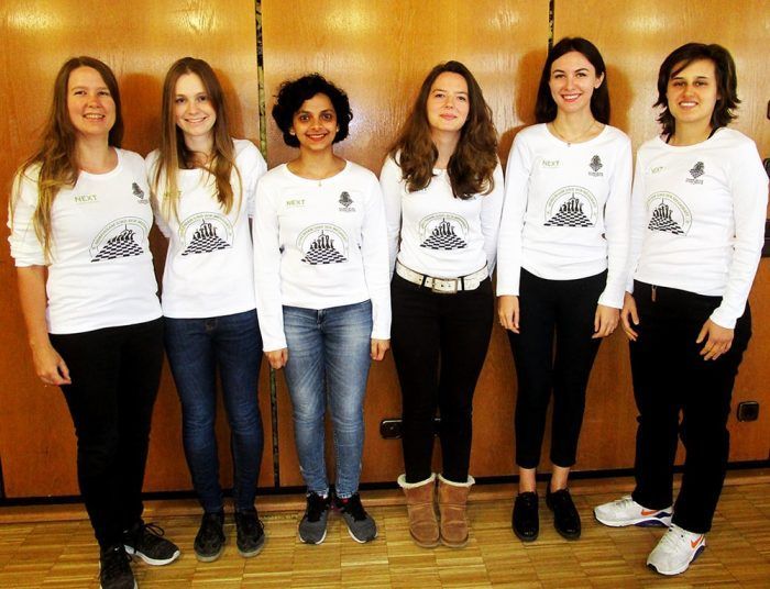 Die Frauenmannschaft des Hamburger Schachclubs wird von Next Kraftwerke gesponsert