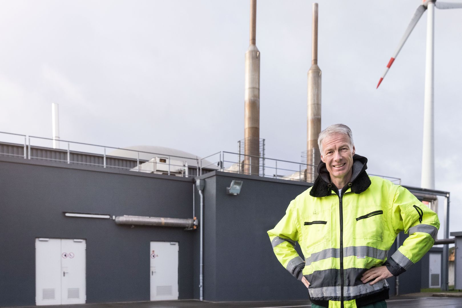 Stefan Wernsmann vor Kompostieranlage